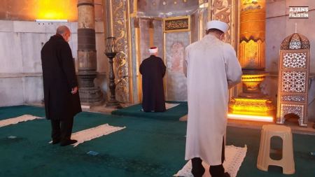 خطيب “الأقصى” يأم المصلين في آيا صوفيا